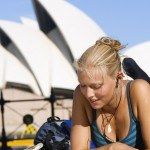 Estudante lendo um livro na cidade de Sydney