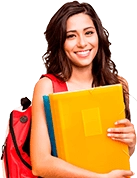 Garota de cabelos pretos segurando caderno amarelo e usando mochila vermelha olhando para o usuário e sorrindo